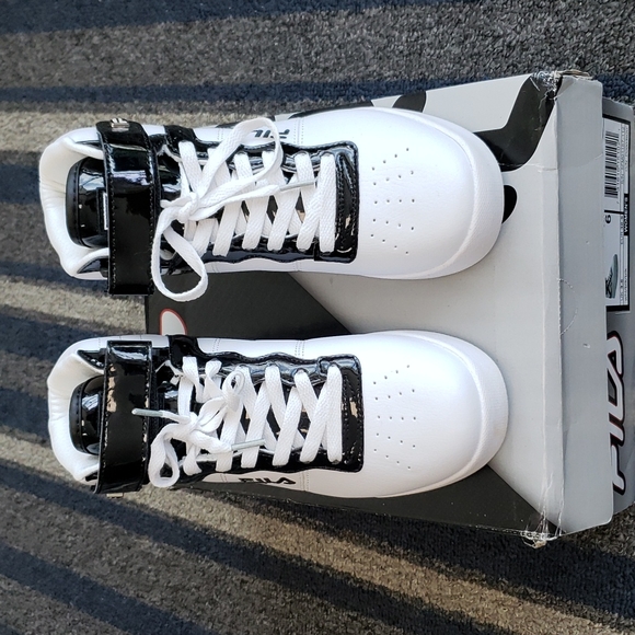 Fila Shoes - FILA Womens Vulc 13 Anondized size 6 White/Black